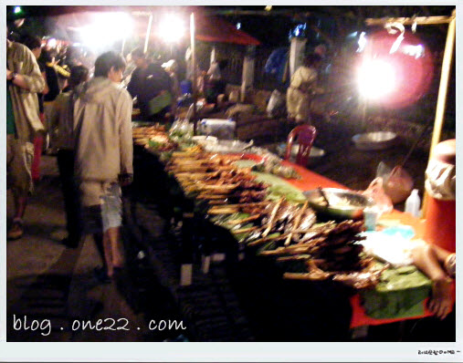 ได้เวลาหาของกินกันแล้วหิวๆเข้าตลาดเลย ใครอยากกินของถูกและเห็นชีิวตชาวบ้านจริงๆ เดินเลยตลาดม้งมาหน่อยคุณจะเจอตลาดมีซอยเล็กๆ เดินเข้าไปทั้งไทยทั้งผรั่งเพียบ คนลาวก็มีหาของกินชาวบ้านๆกัน ไปดูกันเลย อร่อยๆทั้งนั้น