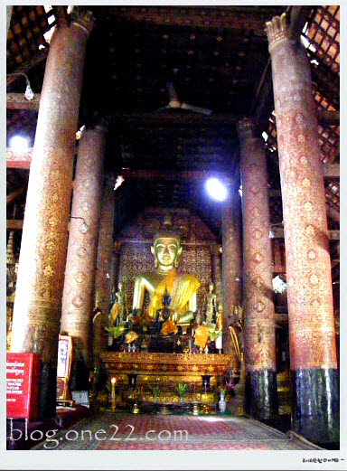 เดินออกมาบริเวณวัดกว้างมากๆมีพระอุโบสถ หรือที่ชาวลาวเรียกว่า สิม อยู่ภายในคุณจะเจอพระประธานองค์ใหญ่ครับIn Luang Prabang, people will call Buddhist temple as SIM.  We walked into another SIM to see huge image of Buddha.