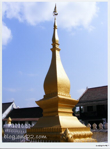 ดูรอบๆกันดีกว่าพระธาตุสีทองอร่ามอยู่ตรงด้านหน้าทางเข้าวัดแสนฯเลยThere is golden Buddhas relics in front of temple.รอบๆ