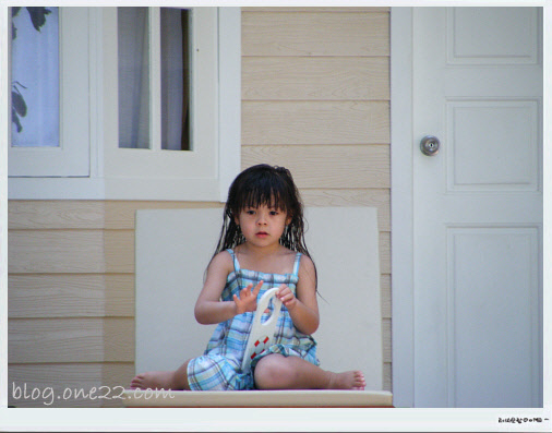 รูปเด็กๆน่ารักนั่งอยู่หน้าบ้านของรีสอร์ทที่ติดๆกัน กดซะ