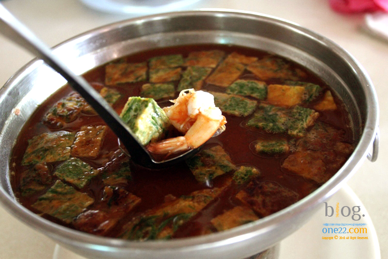แวะชิมเมนูอร่อยที่ร้านอาหารขนาบน้ำ จานเด็ดพร้อมเสิร์ฟที่เมืองสุพรรณ