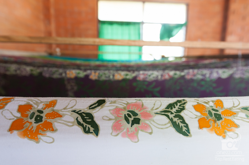 รผสมผสานกันระหว่างการทำผ้าปาเต๊ะของชาวมาเลย์ กับการทำผ้าบาติค สีสันและลวดลายที่ออกมา มีความสวยงามและมีเอกลักษณ์เฉพาะตัว