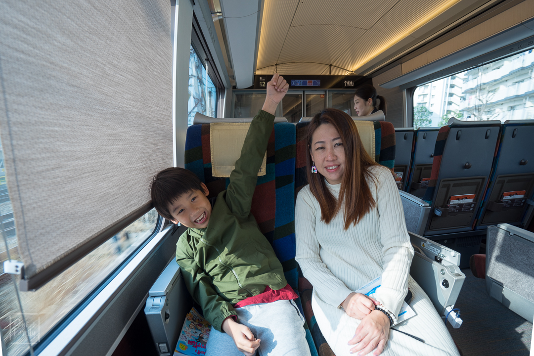 สำหรับขบวนแบบต้องเสียเงินซึ่งเป็นแบบที่ครอบครัวเราเลือกนั่งขามาคือ Odakyu Romance Car Super Express 7000 สีส้ม แล้วเราจะได้ตั๋วเพิ่มมานอกจากตั๋ว Hakone Free Pass 
